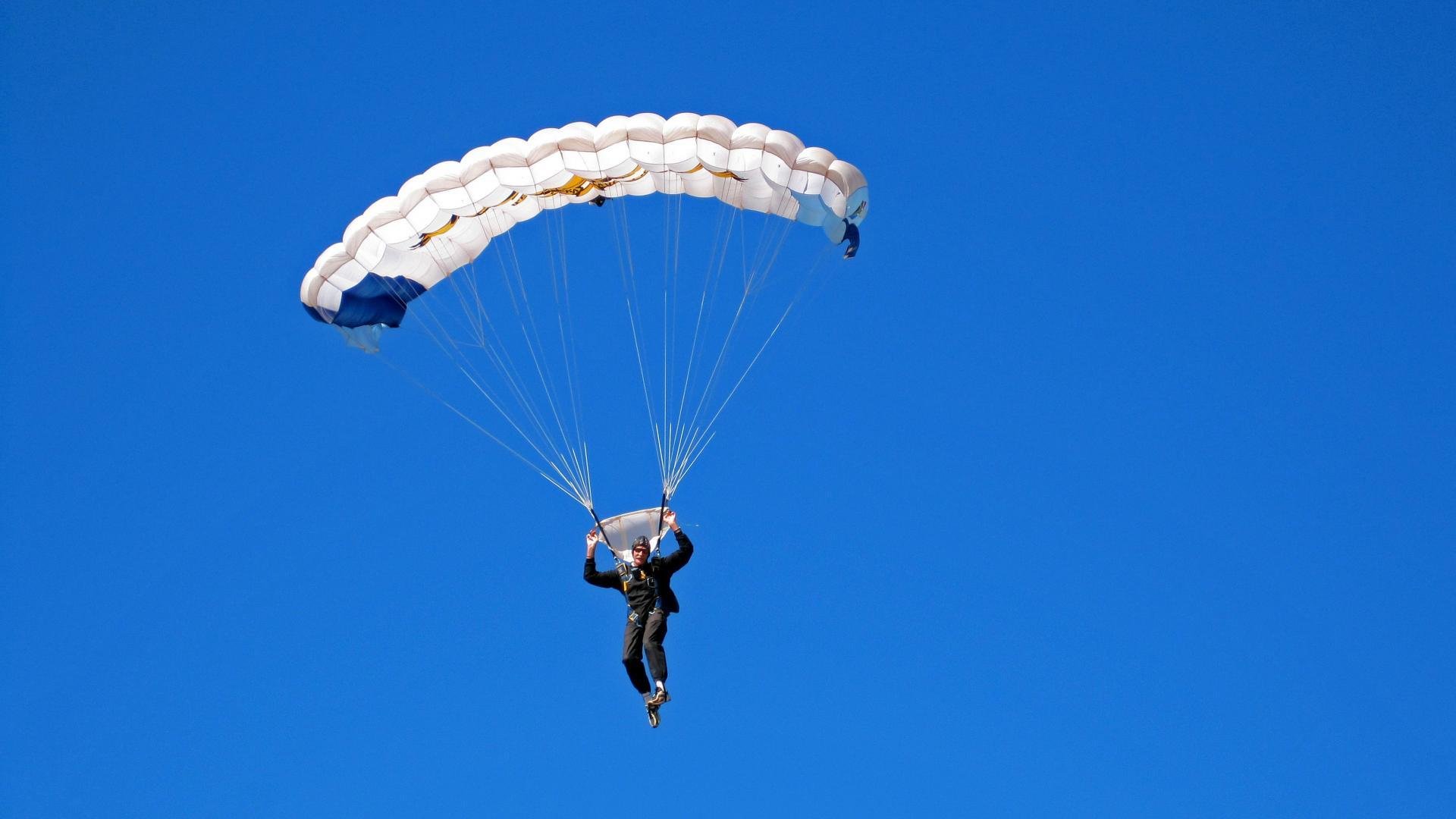 “闪电超车瞬间！”——赛车界的年度绝美瞬间，闪电跑车