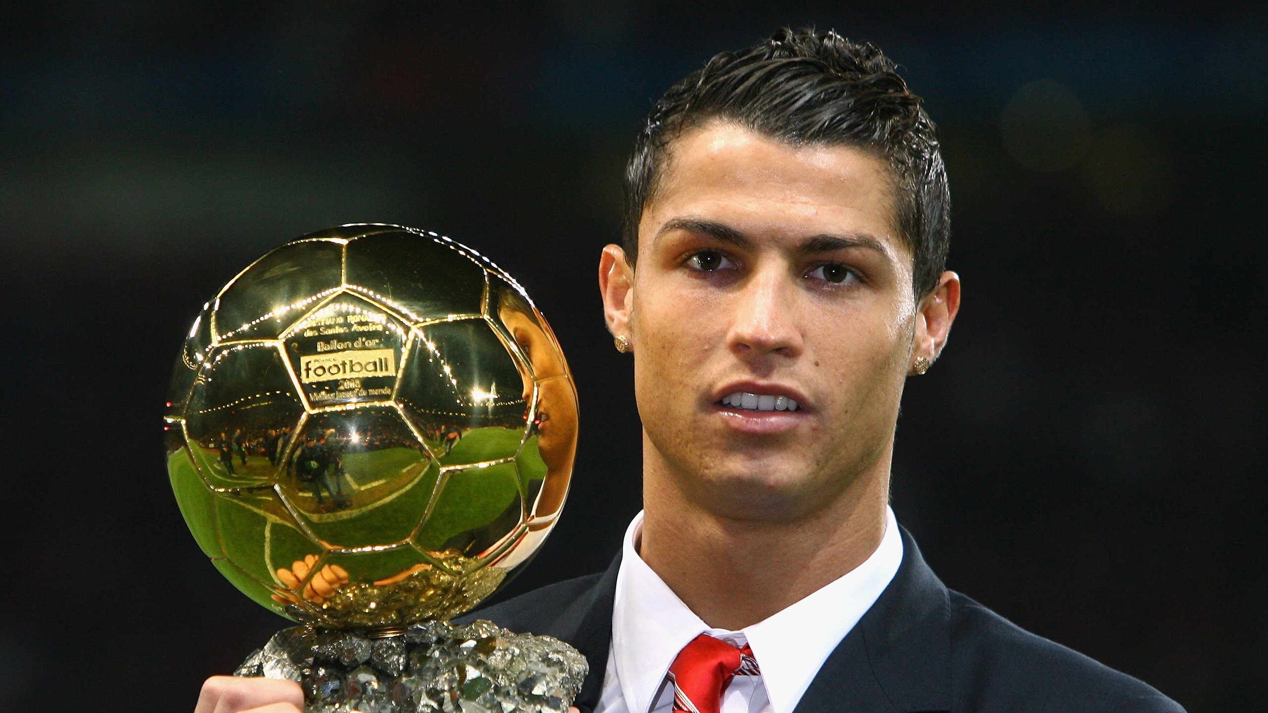 纽伦堡中场组织体系渐成熟，纽伦堡主场球衣